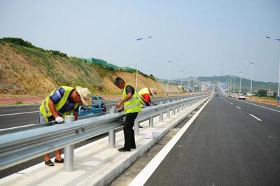 煙臺濱海路蓬萊段公路工程完成全路段瀝青鋪設，助力區域交通升級
